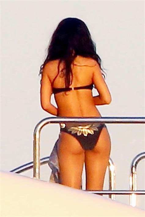 World Hot Actress Rihanna Black Cute Bikini On Vacation