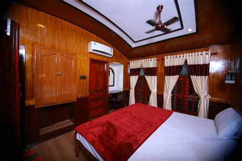houseboat bedroom enjoy honeymoon  floating  backwaters  kerala india house