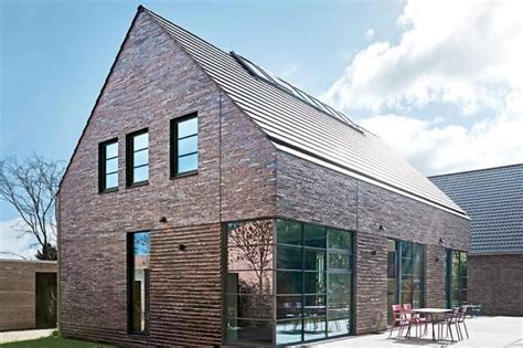 moderne tradition mit satteldach haus haus architektur