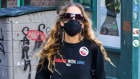 sarah jessica parker s election day outfit features confusing jeans and