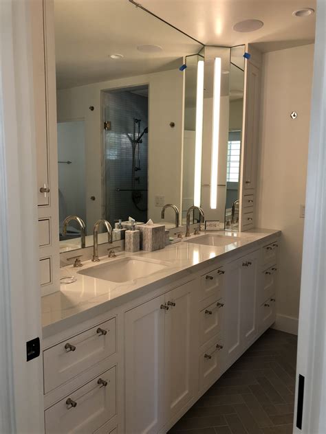 Pin By Lisa Davis On 71 Master Bath In 2020 Bathroom Mirror Lighted