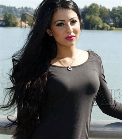 Pakistani Actress Ushna Shah Dramas Hot Sexy Pics Style