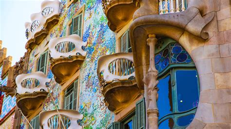 buildings   visit  barcelona designed  antoni gaudi