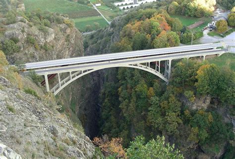 le pont du gueuroz traverse les gorges du trient  une hauteur de
