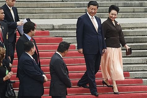 as michelle obama and china s first lady peng liyuan prepare to meet