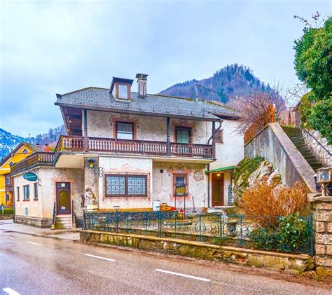casa pintoresca en el pueblo de traunkirchen austria foto de archivo