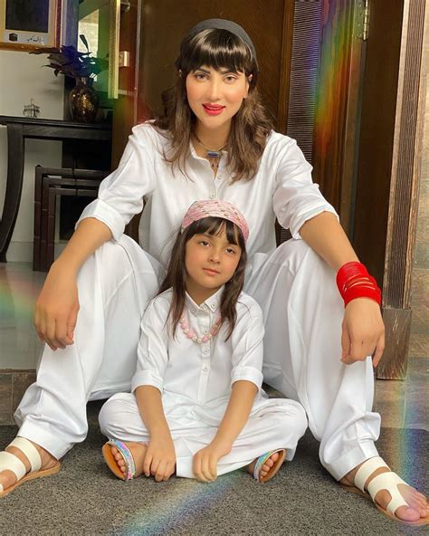 Fiza Ali Playing With Her Daughter Beautiful Pictures Daily
