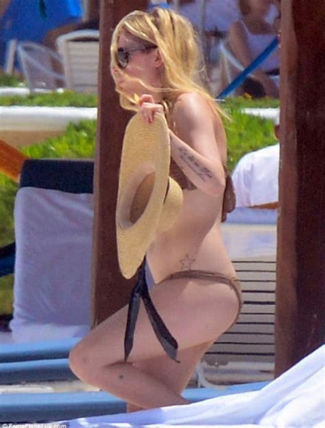 avril lavigne nude in leaked porn and private pics