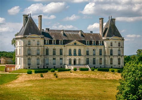 chateau  historical interest    hectares  land  south west france chateau