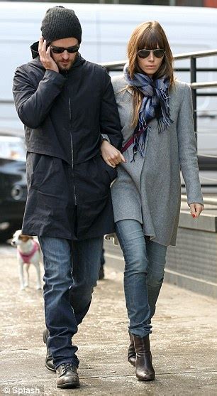 jessica biel and justin timberlake enjoy lovers stroll in new york city daily mail online