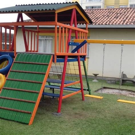 brinkelândia infantil com balanços e mesa acoplada