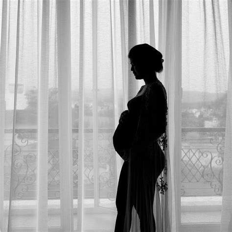 foto maternity tema hitam putih seleb elegan  hamil