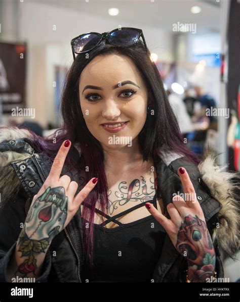 poznan polen besucher auf der tattoo convention zeigen ihre tattoos