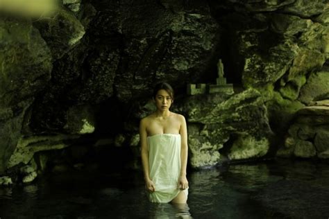 大胆に魅せる！人気グラビアモデル・佐藤あいりと巡る九州の混浴温泉5選｜ウォーカープラス