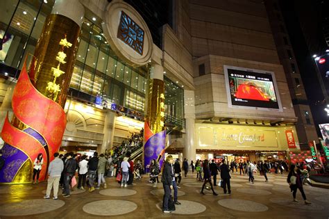 people  walking    city  night