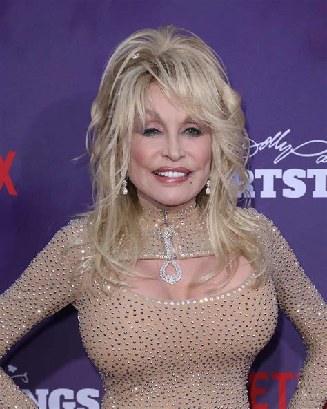 dolly parton premieres   netflix series  dollywood  red