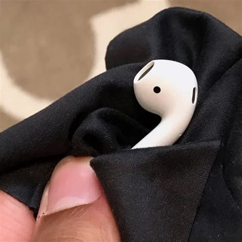 airpods   water damage indicator    apple employees  truth