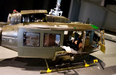 uh  huey gunship plastic model helicopter kit  scale
