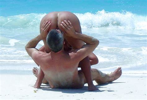 naked couple having oral sex at a public beach pichunter