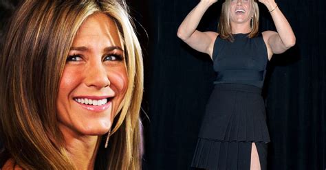 Friends Star Jennifer Aniston Takes Selfie And Shows She S Still