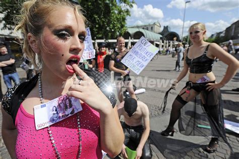 ドイツの苦学生ら、売春婦に扮して窮状を訴え 写真4枚 国際ニュース：afpbb news