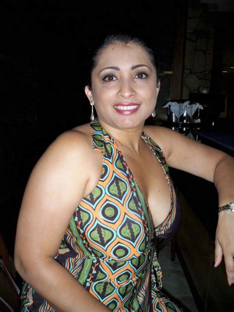 Indian Campuss Busty Nri Milf Aunty Showing Awesome