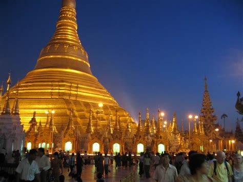 questa pagoda  trova  yangon capitale della birmania tutta