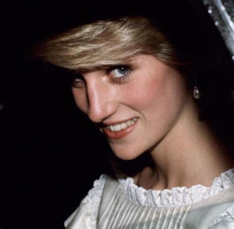 Prinzessin Diana „charles Ist Halt Hoffnungslos“ Sagte Die Queen Nur