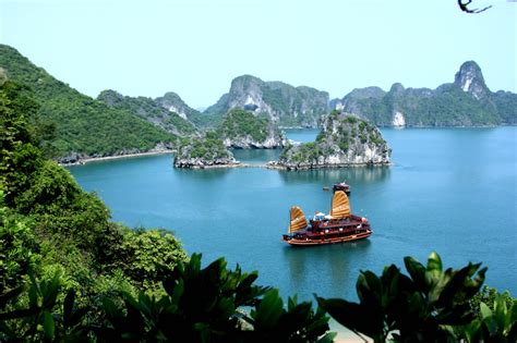 halong bay famous tourists attraction place  vietnam   world