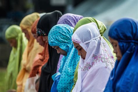 filipino muslim women lift veil on hijabs