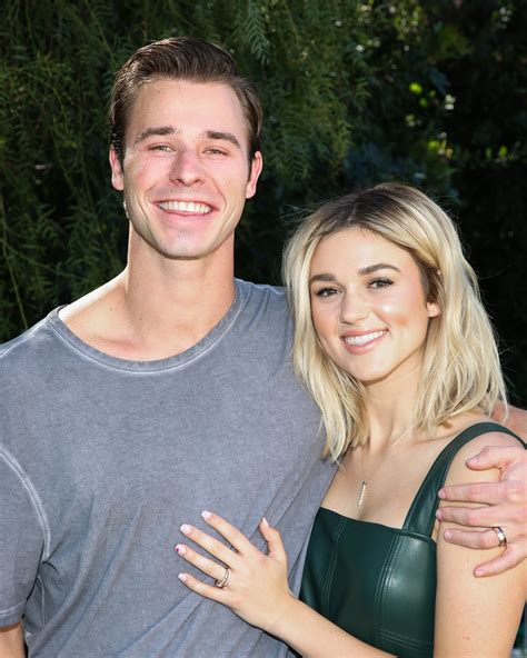 duck dynasty s sadie robertson reveals she s pregnant and expecting
