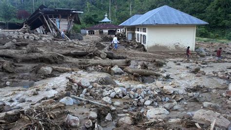 banjir bandang rusak puluhan rumah  solok selatan foto tempoco