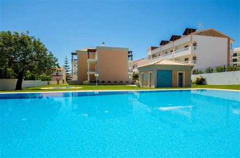 Central Three Bedroom Apartment In Olhos De Agua With Swimming Pool