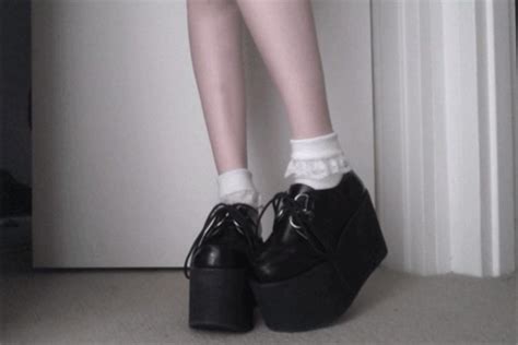 shoes fashion soft grunge grunge pale pastel goth creepers