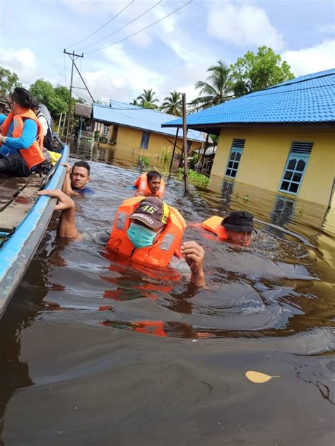 Korban Banjir Sintang Di Kapuas Hulu Menolong Tidak Dilarang 8
