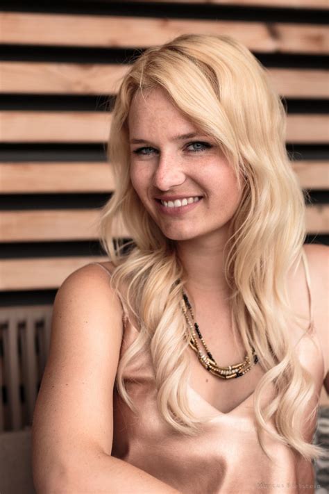 Miriam Ernst Fashion Blogger Blonde Girl Angel Look White Skirt Golden