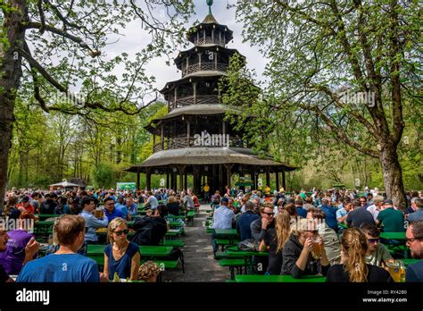 biergarten chinesischer turm englischer garten muenchen bayern