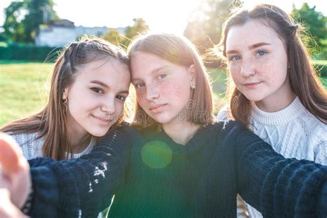 drie meisjes die een selfie met slimme telefoon nemen