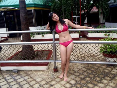 Foto Hot Cewek Cantik Memakai Bikini Di Kolam Renang