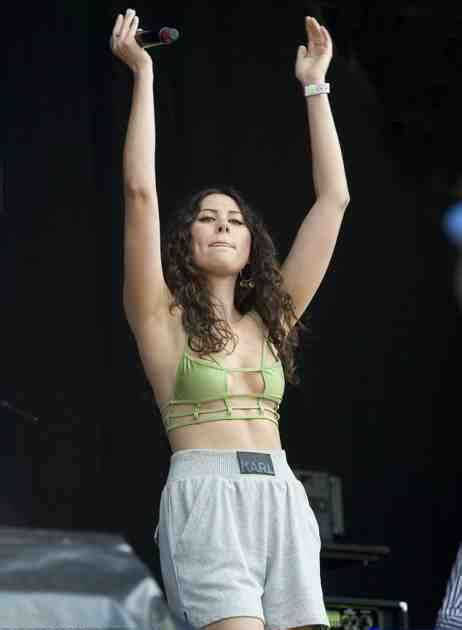 famous holiday youtube eliza doolittle performances with “sexy green top” at the coca cola