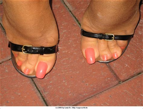 leggy lady b in sandals showing her sexy feet pichunter