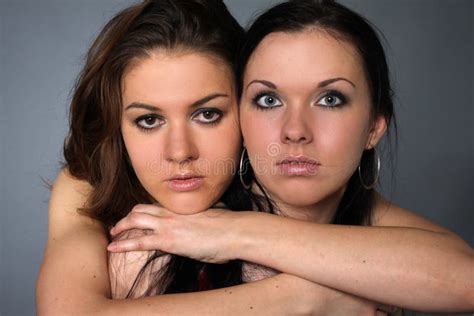 lesbische freundin mit zwei jungen stockbild bild von dame lesbier