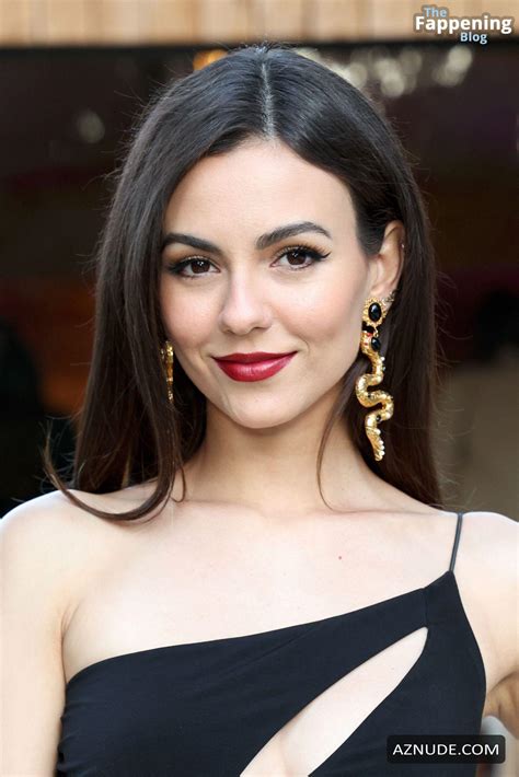 victoria justice sexy flaunts her hot cleavage wearing a stunning dress