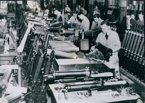 guerre  usine de munitions  armes montage des mitrailleuses