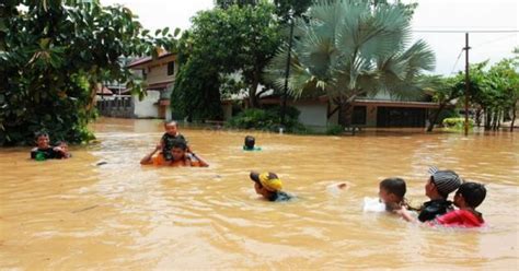 banjir di kecamatan belitung timur karena kurangnya drainase okezone news