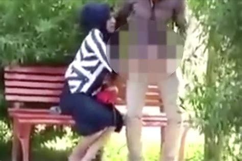 Say What Now Horny Woman Gives Oral Sex In Park