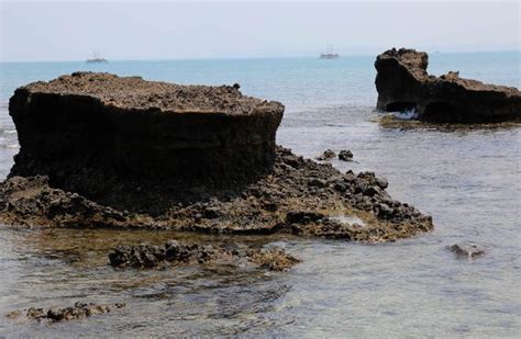 pantai ini memiliki batu karang misterius berbentuk kapal