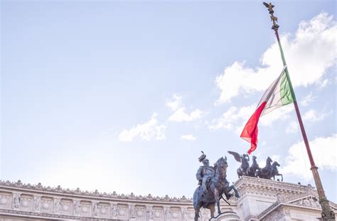 quanto guadagna  commesso parlamentare al senato  alla camera