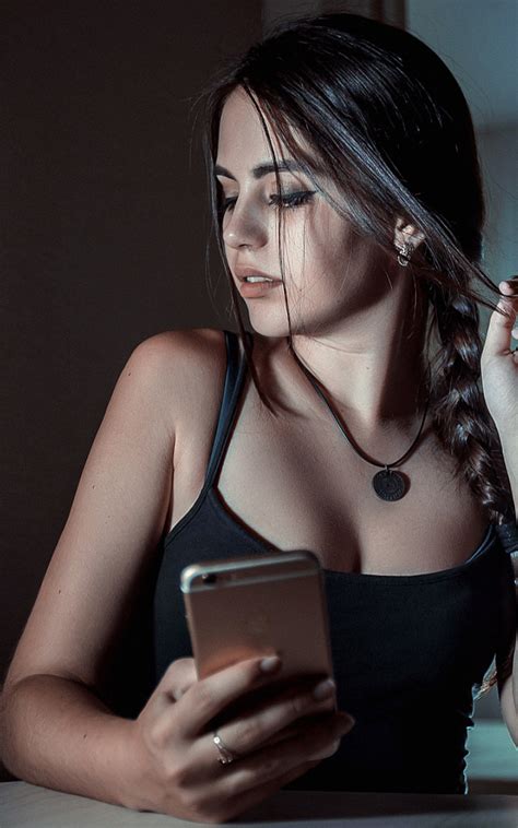 800x1280 Resolution Women Portrait Necklace Cell Phone Whisky Nexus 7