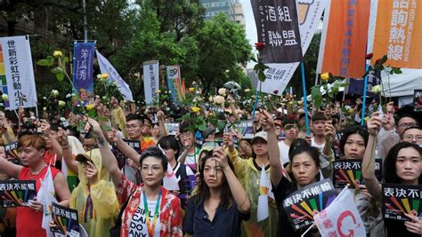 taiwan parliament becomes first in asia to legalise same